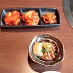炭焼肉　石田屋。 - キムチ盛り合わせと突き出しの牛すじと豆腐の煮物。