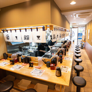 普段遣いに最適なカジュアル空間◆13席のカウンター完備