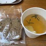 カフェ麦わらぼうし - 画像左のキャロットケーキは一度出して半分くらいに分けたものです。右は"コロっとレモンのハーブレモネード"