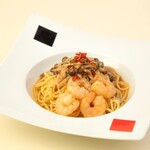 Peperoncino with shrimp and shimeji mushrooms