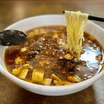 客隆軒 - 大きな丼にたっぷりスープ、麻婆豆腐。大盛りの細麺が餡によく絡みます。