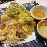 Toyama firefly squid and spring vegetable Tempura platter - with matcha salt and tempura sauce - 820 yen (902 yen including tax)