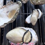 かきの館 寺岩 - カキ小町手前と牡蠣