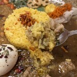 Numb - 固めに炊かれた小粒のイエローライスにカレーがよく絡みます！断然バスマティ派ですが、ここのライスは美味しかったです♥️