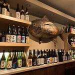 Maguro Dainingu Yamato - 店内にはマグロの模型とたくさんのお酒の瓶