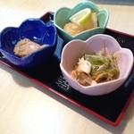 山田魚河岸 - つきだし三品。青の小鉢のメバルの鱈子塗しの美味しさと食感に驚き。