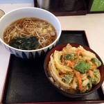 万葉そば - ミニかき揚げ丼セット
            前よりもマシになった気がするけど、あいもかわらず蕎麦は不味い(´-ω-｀)
            もう少しなんとかならないかな〜