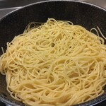 242911678 - 乾麺400gくらいかな？　茹でたあとはひまわりオイルとオリーブオイルをひと回しずつ