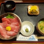 Uo tora - 生本まぐろまかない丼¥1800
                        あら出汁の味噌汁とお新香付き