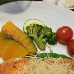 キッチン ブルー グローブ - 備え付け野菜をのアップ