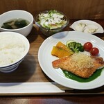 キッチン ブルー グローブ - 金目鯛ポワレ　ほうれん草とアンチョビのソース