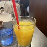 マットコーヒー - 100%フルーツジュース（オレンジ）