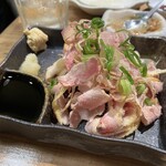 Robata Marujuu - 凍ったまま食べるマーちゃんとりさし。一人飲みで必ず注文するのでみんなにも味わってもらいました。