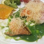 キッチン ブルー グローブ - カダイフを乗せて