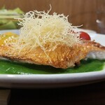 キッチン ブルー グローブ - 横から、山盛りなカダイフ！