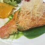 キッチン ブルー グローブ - 金目鯛ポワレをカット、サーモンにも見える