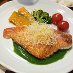 キッチン ブルー グローブ - 反対側から、オレンジ色の金目鯛