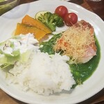 キッチン ブルー グローブ - ご飯、サラダを乗せて