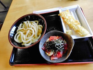 手打うどん 三徳 - 冷かけ　まぐろトロロトッピング別盛り　イカ天