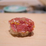 鮨 めい乃 - あらい時代からのおはぎ。めいちゃんのはネギたっぷりで、マグロの脂がスッキリ。抜群の切れ味。