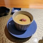 Tori Yamamoto - 鶏肉の茶碗蒸しにパルミジャーノ・レッジャーノ、桜の花の塩漬け