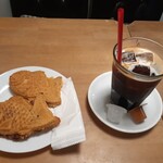 コーヒーとタイヤキのカラク - タイヤキ(各180円)とアイスコーヒー400円