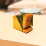 鮨 めい乃 - 玉子は季節ごとにアレンジを変える。春は桜の葉を巻いて、桜餅を感じて。