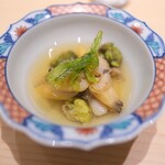 鮨 めい乃 - あさりとふきのとう。出汁は淡く。ふきのとうが春の匂い♫