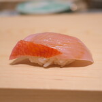 鮨 めい乃 - 出色だったにぎりを一部アップ。金目鯛。プリッとした歯ごたえ。
