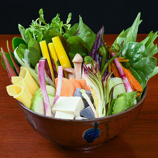 We only offer seasonal island vegetables grown by the sun and earth of Okinawa.