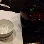 相州鳥ぎん - 雪中梅はお猪口にも入れてくれる。嬉しいですね。