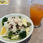 ガスト - 蒸し鶏とケールのサラダ、野菜ジュース
