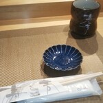 寿し芳 - お箸、おしぼり、小皿、お茶。