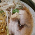 Ramen Gou - 生姜を混ぜながら食べ進めますが　味噌、ニンニクのパワーが凄い！