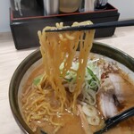 ラーメン 郷 - 黄色かかったお馴染みの卵麺