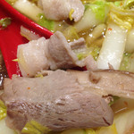 どうとんぼり神座 - チャーシューは、チャーシューと言うより、豚バラ肉に近いシンプルなもの。
      