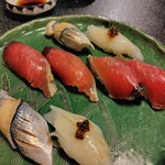 金寿司 - カツオは塩で、イカは青唐辛子風味のタレが◎