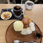 寒天工房 讃岐屋 - さくら餡クリーム白玉あんみつとサービスのアイスコーヒーとわらび餅