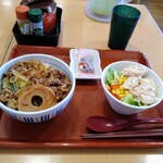 なか卯 - 牛すき丼、蒸鶏のサラダ