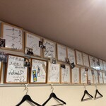 うなぎ 魚政 - サイン色紙がたくさん飾られていました