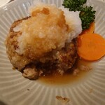 洋食堂やましげ - ソースをかけました