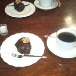 シティーライト - ノアール(右)   ノアケーキ(左)。