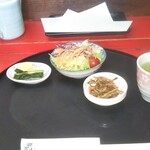 天ぷら　若杉 - お箸、サラダ、漬物、小鉢、お茶。