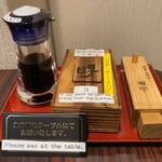 うなぎ 魚政 - 醤油と山椒（中央は呼び鈴）テーブル会計です