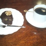 シティーライト - ノアール(右)   ノアケーキ(左)。