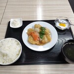 聚楽園 - 揚げ白身魚の甘酢炒め定食¥880