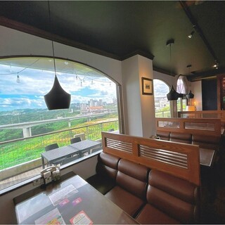 Enjoy your meal while looking out at the lush forests and sky of Kitanakagusuku Village, or the blue sea.