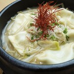 6 Gyoza / Dumpling cooked with garlic in black maru oil