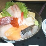 お食事処 多七 - 海鮮丼アップ。