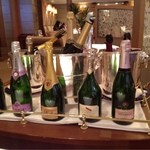レ セゾン - グラスシャンパンだけでこんなにある......